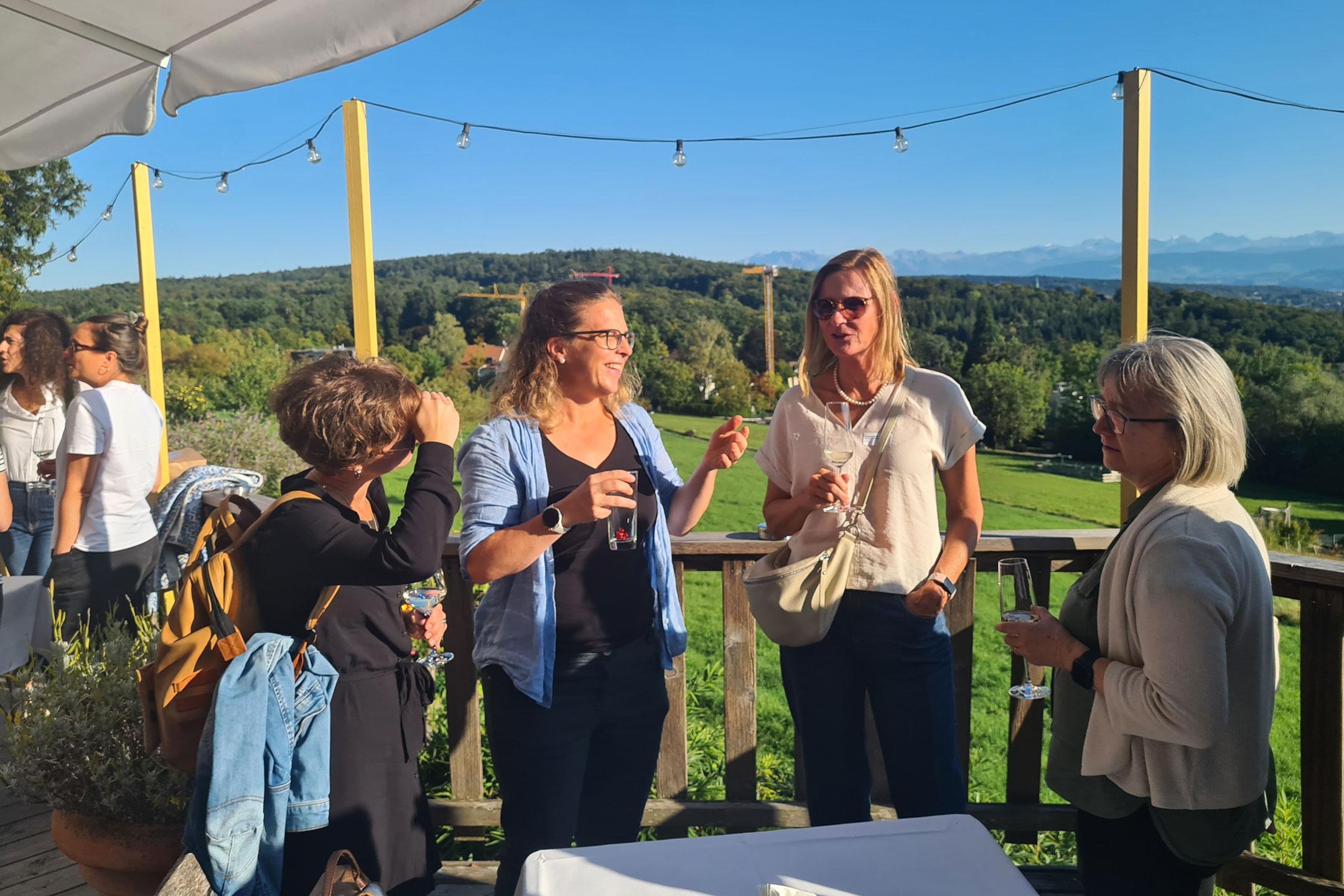 Die Teilnehmenden geniessen den Apéro auf der Terrasse.
