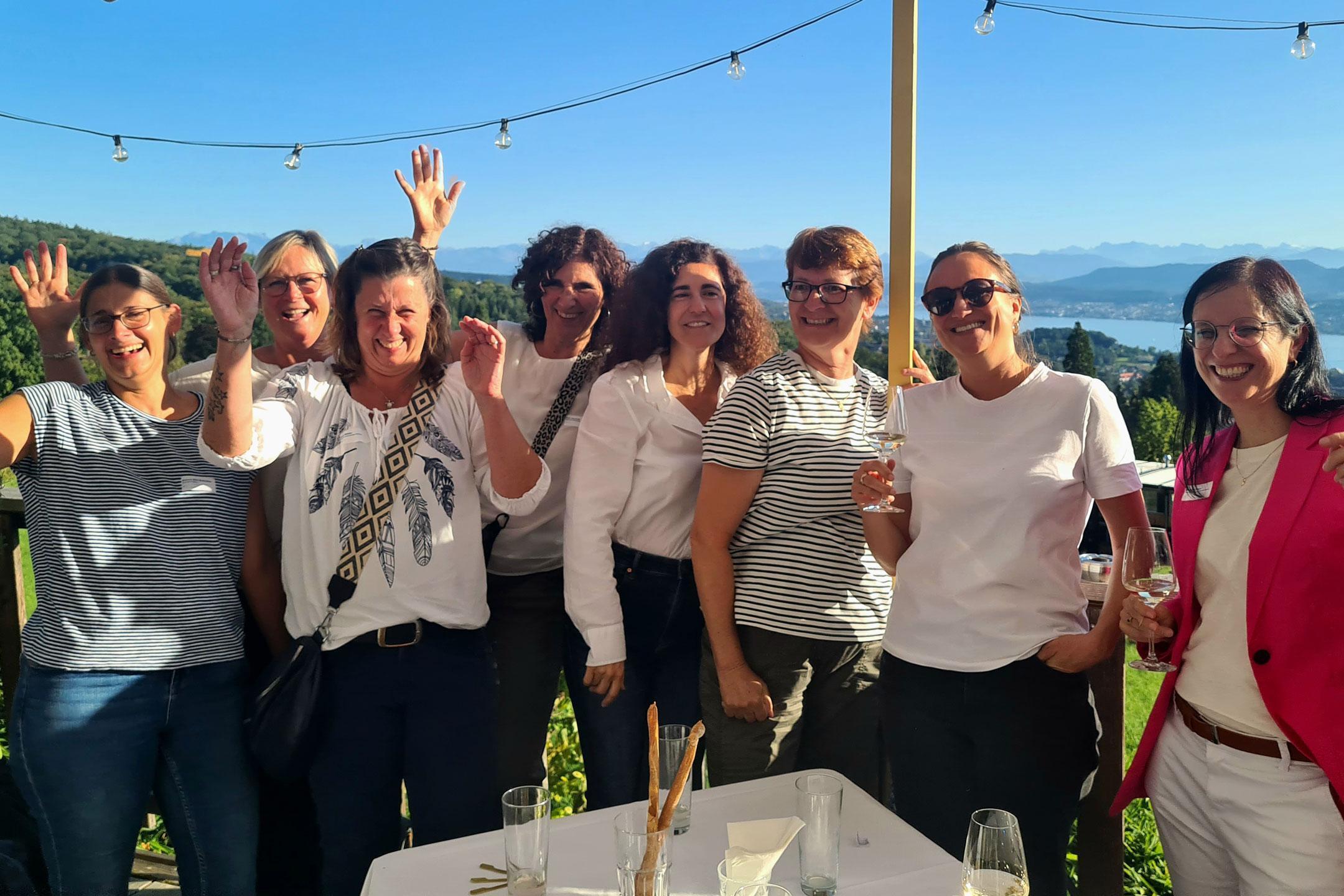 Die Teilnehmenden freuen sich über die gelungene Veranstaltung.