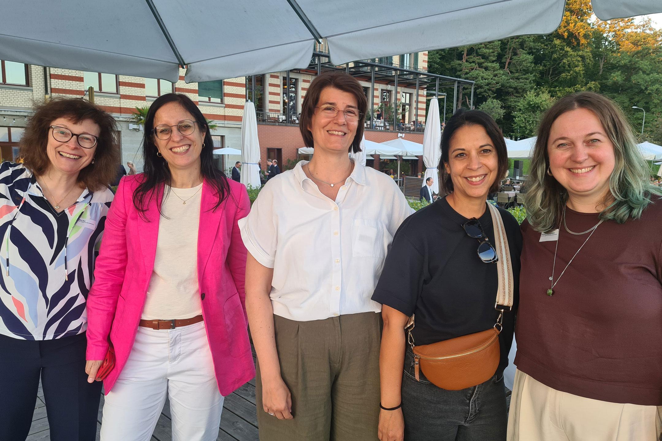 Auch das Eventteam geniesst den Eventabschluss.