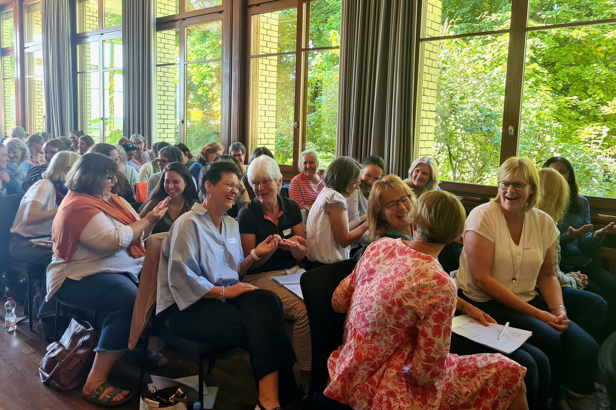 Reger Austausch unter den Gästen während des Inputs der Humortrainerinnen Barbara Stauffer und Nadine Lambrigger.