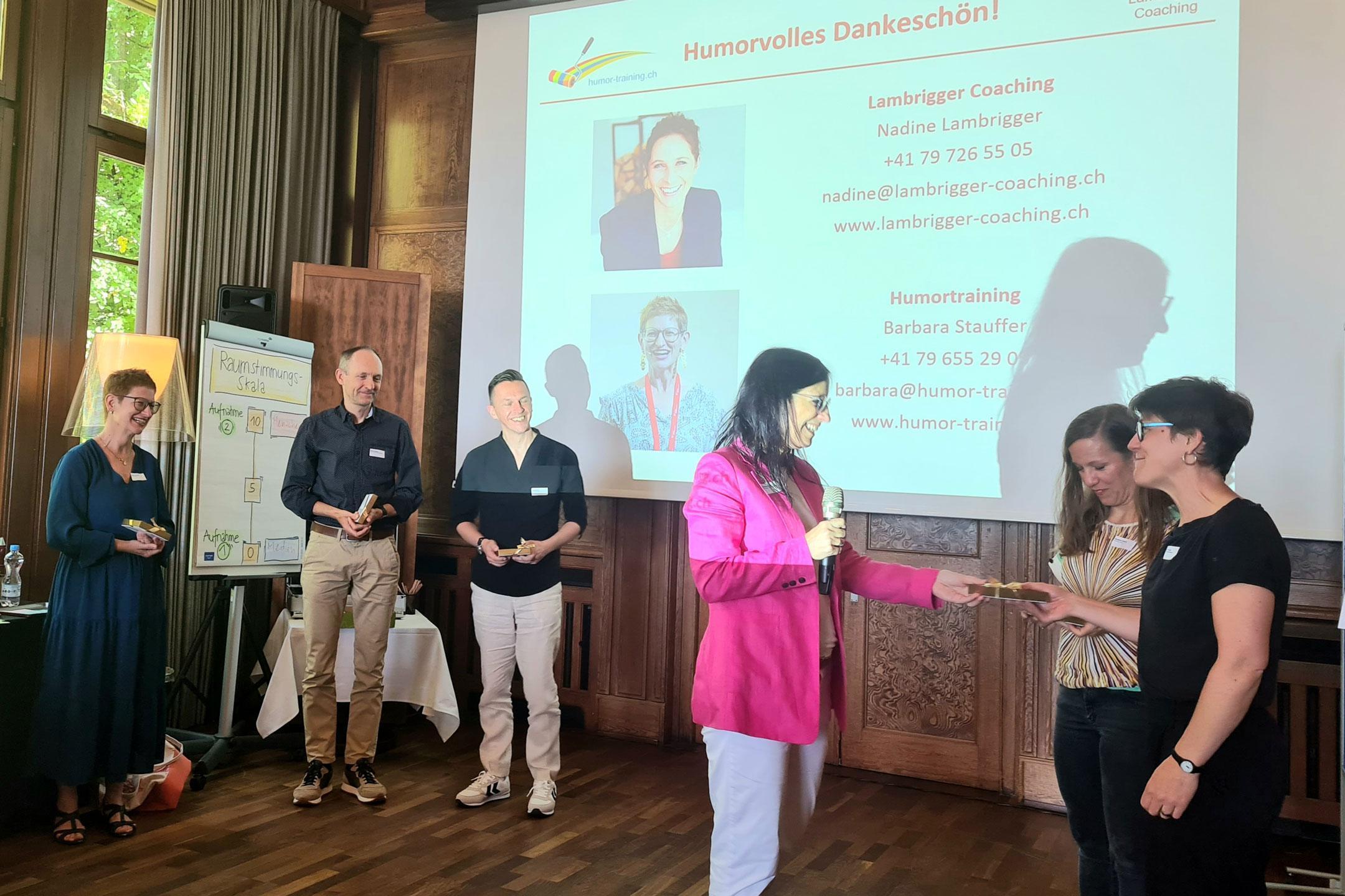 Manu Aeberli und Lea Gysel erhalten Geschenke nach ihrem Input «Jenseits von Ausleihzahlen».