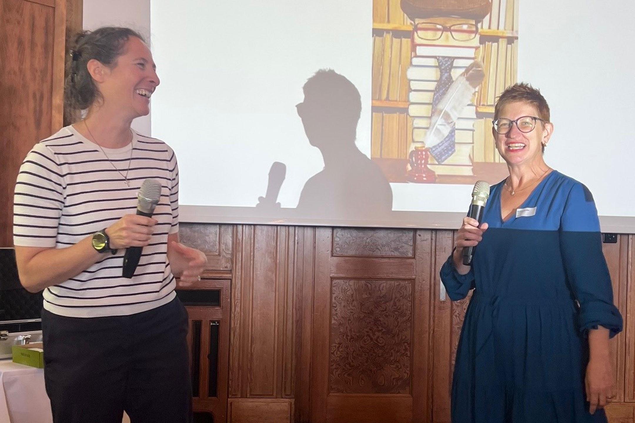 Die Humortrainerinnen Barbara Stauffer und Nadine Lambrigger präsentieren «Humor im Bücherregal».