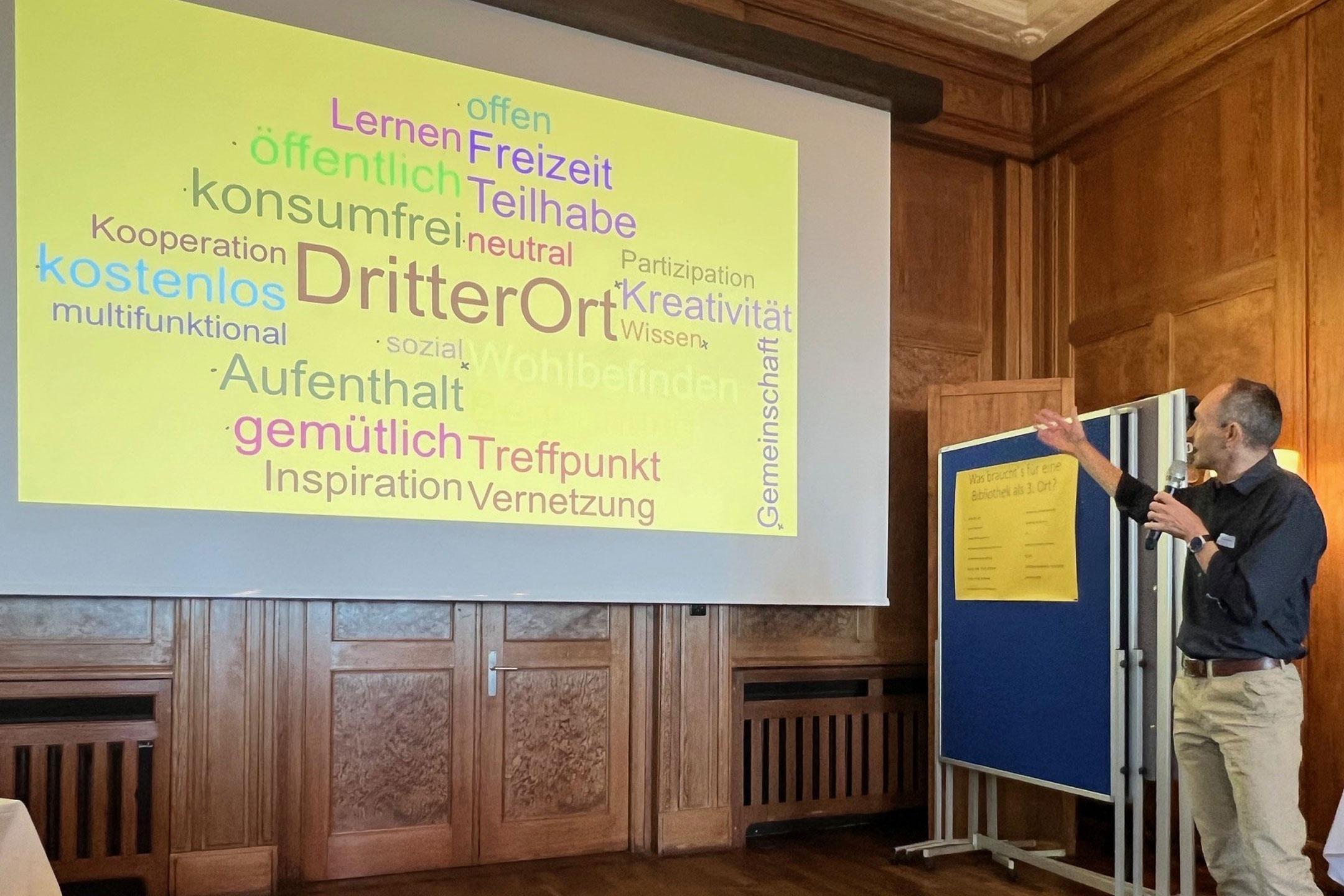 Roman Weibel, Leiter Stadt- und Regionalbibliothek Uster, präsentiert «Nächster Halt ‹Dritter Ort›».