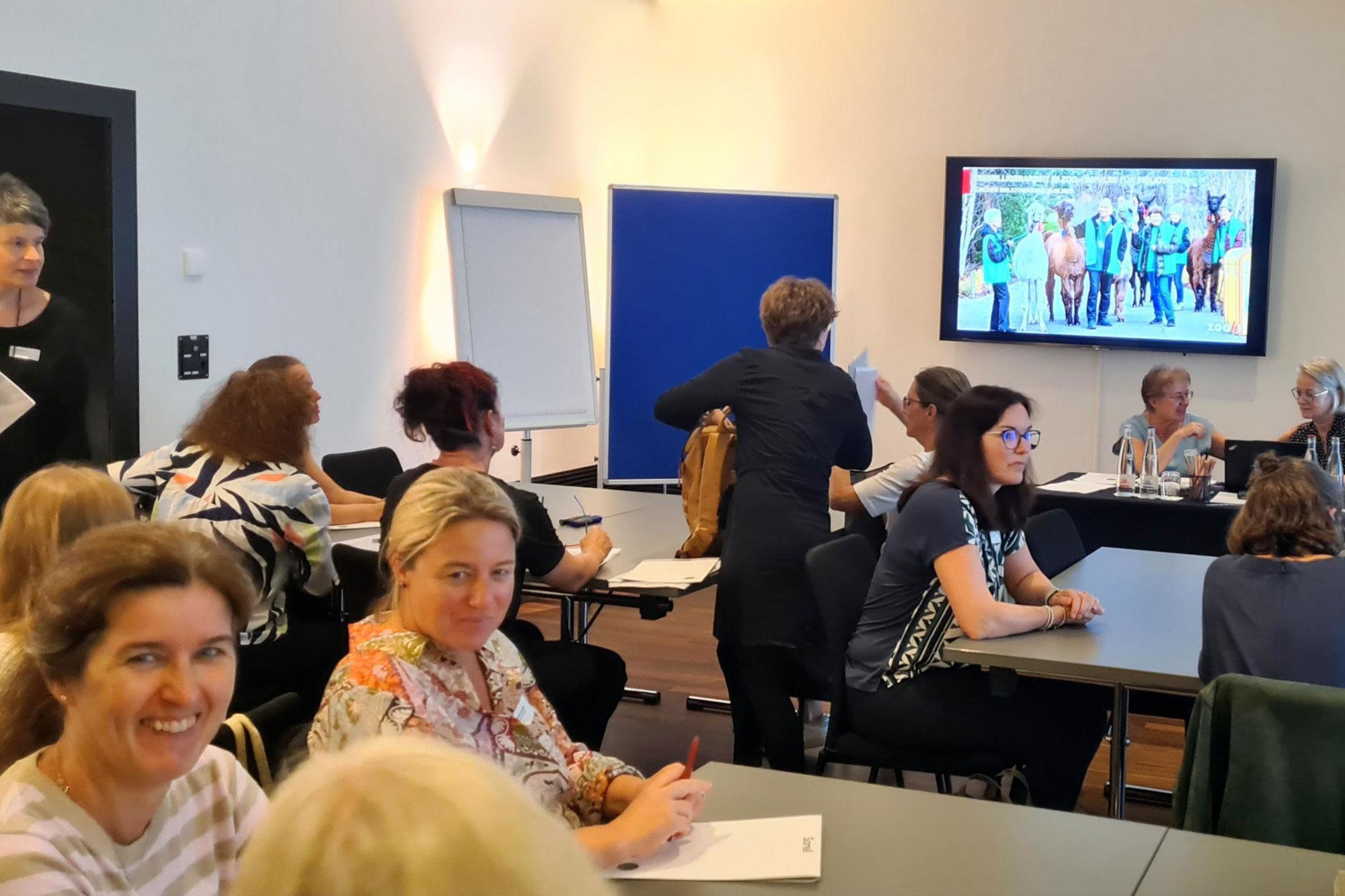 Jacqueline Kauer, Teamleiterin Freiwilligenteam Zoo Zürich, spricht über Freiwilligenarbeit in Bibliotheken.