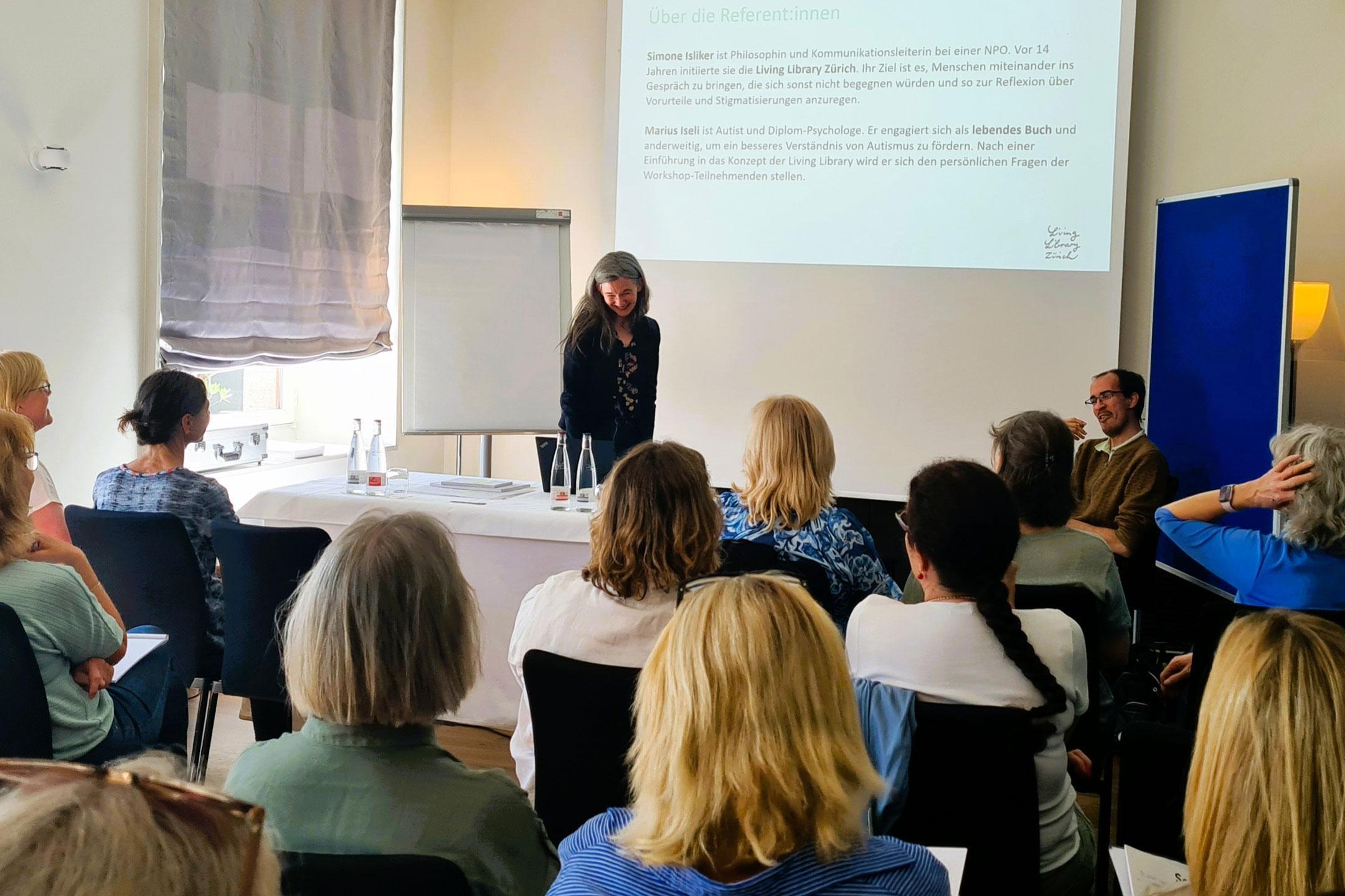 Simone Isliker, Philosophin und Kommunikationsleiterin, stellt das Projekt «Living Library» vor.
