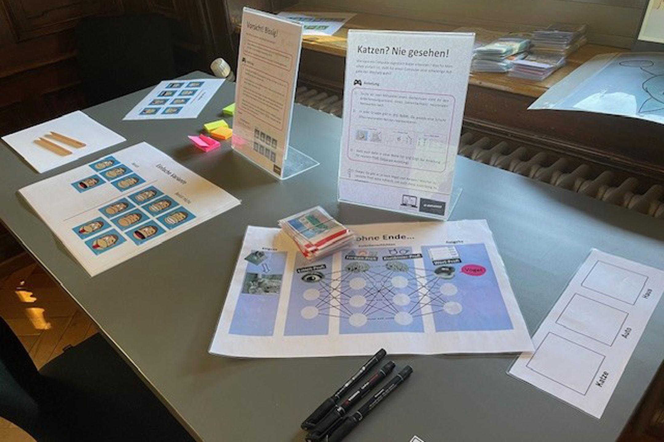 Patrik Blaser und Hanna Cord-to-Krax von der GGG Stadtbibliothek Basel präsentieren KI in bibliothekspädagogischen Angeboten.