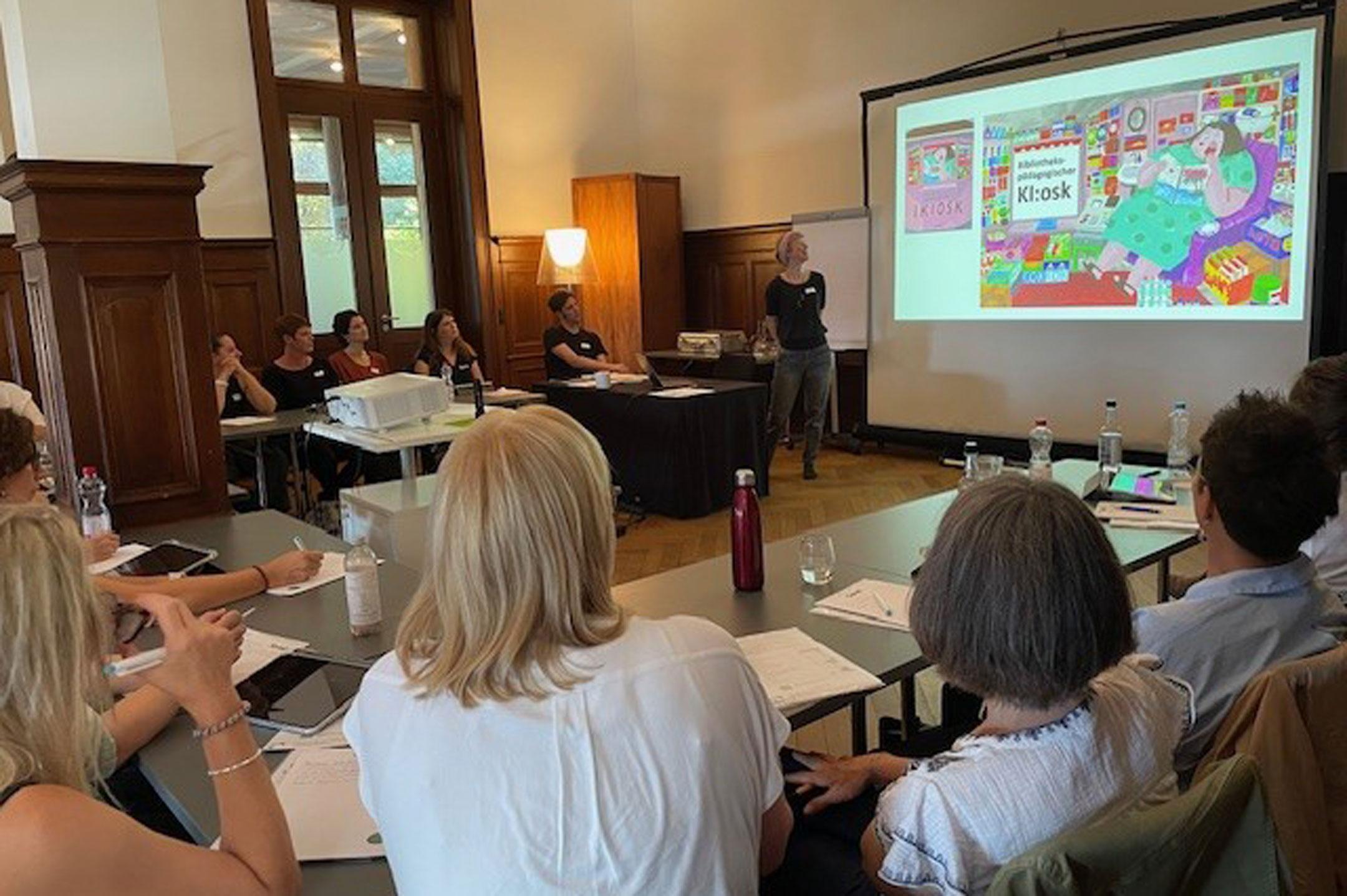 Patrik Blaser und Hanna Cord-to-Krax von der GGG Stadtbibliothek Basel präsentieren KI in bibliothekspädagogischen Angeboten.