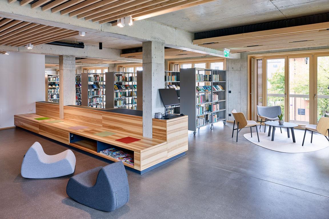 Die Bibliothek Seuzach am neuen Standort in einem modernen Neubau.