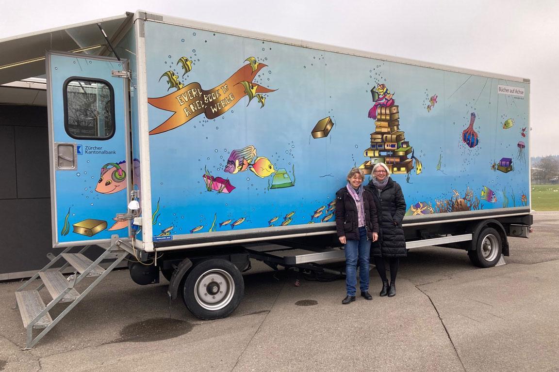 Das Infomobil, ein Lastwagenanhänger, geht mit einer fahrbaren Bücherausstellung für Kinder und Jugendliche auf Tour.