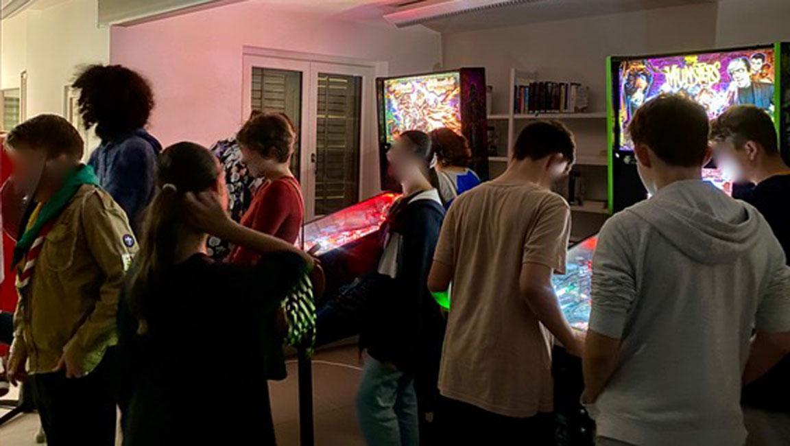 Jugendliche gamen in der Bibliothek Unterengstringen.