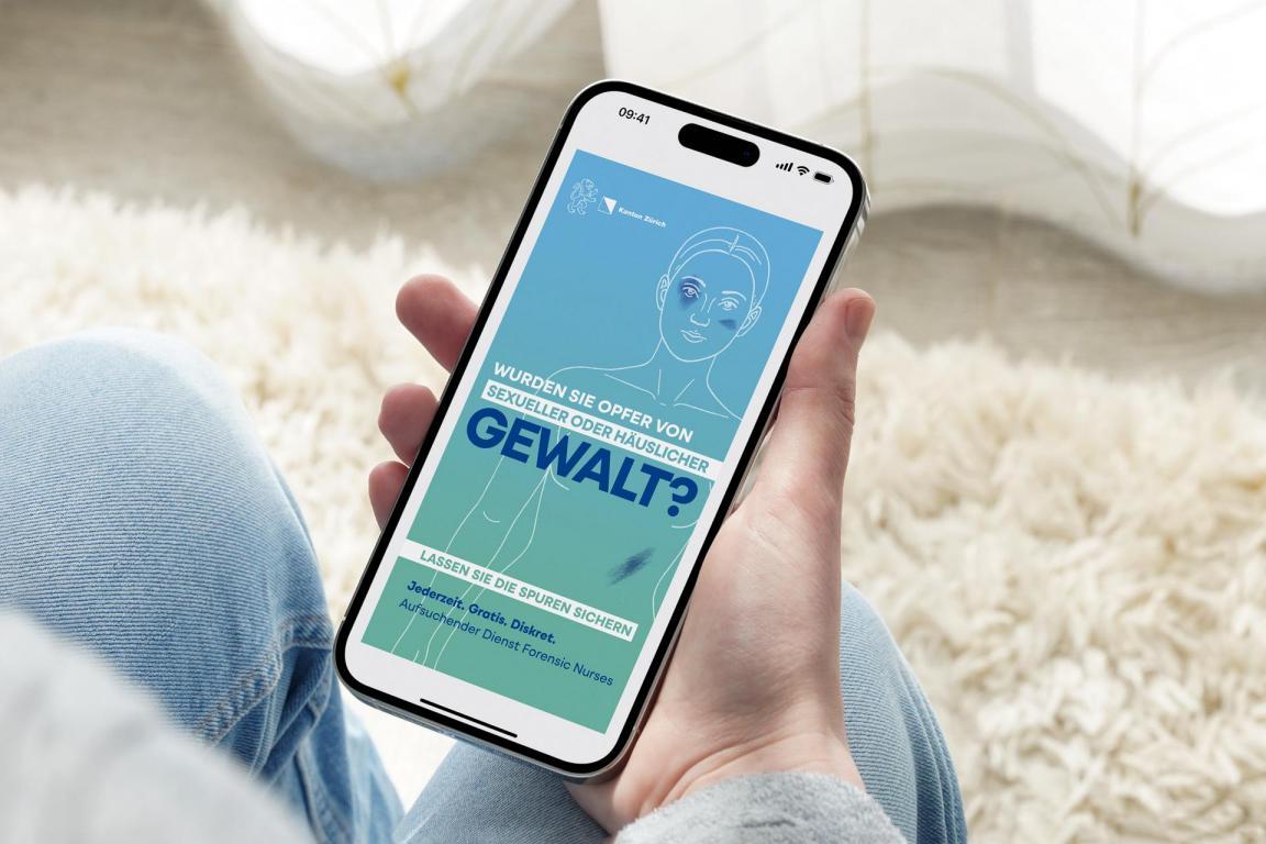Eine Person hält ein iPhone in der Hand, auf dem das Sujet der Kampagne «Wurden Sie Opfer von sexueller oder häuslicher Gewalt?» sichtbar ist.