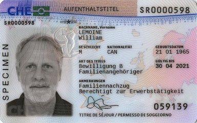 Der Ausländerausweis für Drittstaatsangehörige enthält ein Gesichtsbild und weitere Angaben wie beispielsweise den Namen und das Geburtsdatum. 
