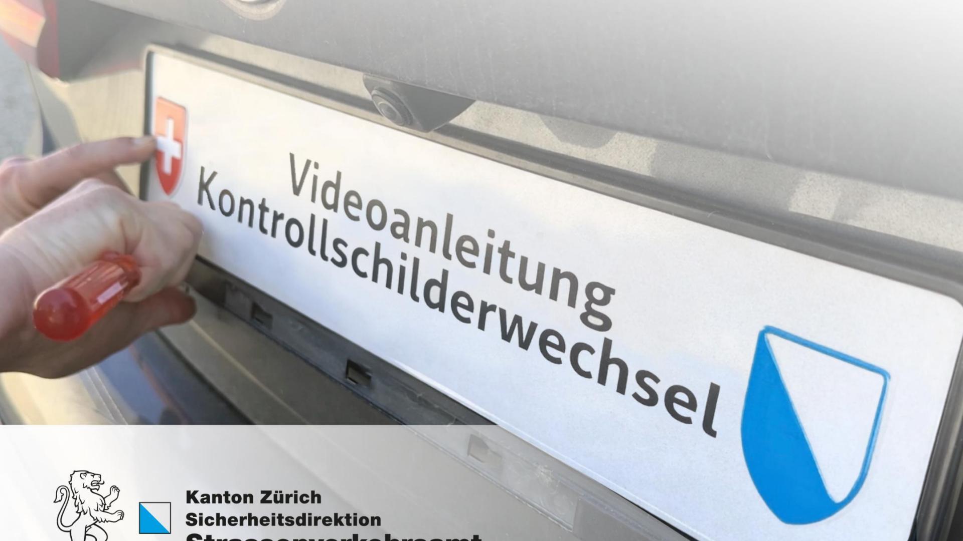 Eine Person wechselt ein Kontrollschild am Fahrzeug. Auf dem Schild steht «Videoanleitung Kontrollschilderwechsel». Logo des Strassenverkehrsamts des Kantons Zürich sichtbar.