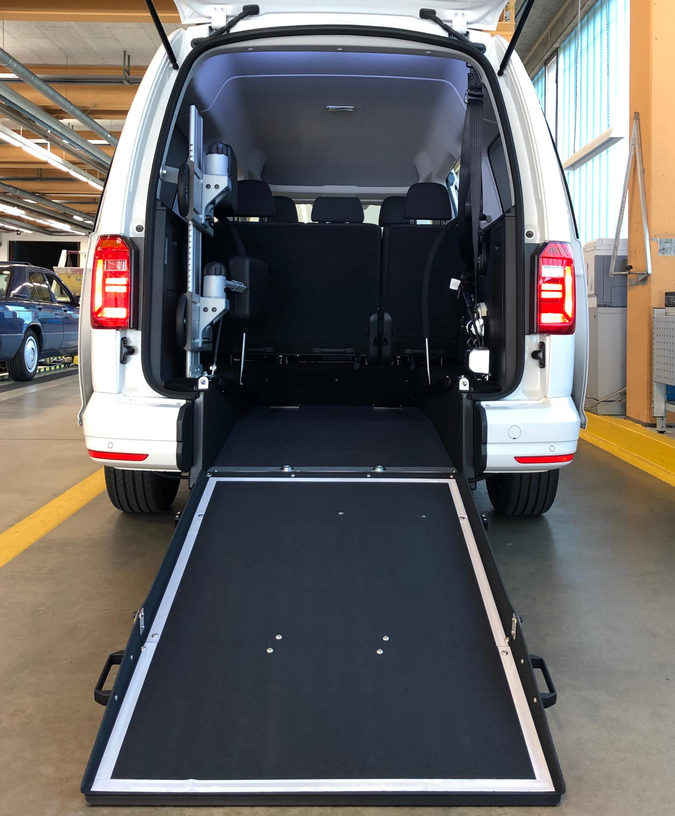 Umbau Fahrzeug mit Heckausschnitt mit Auffahrrampe