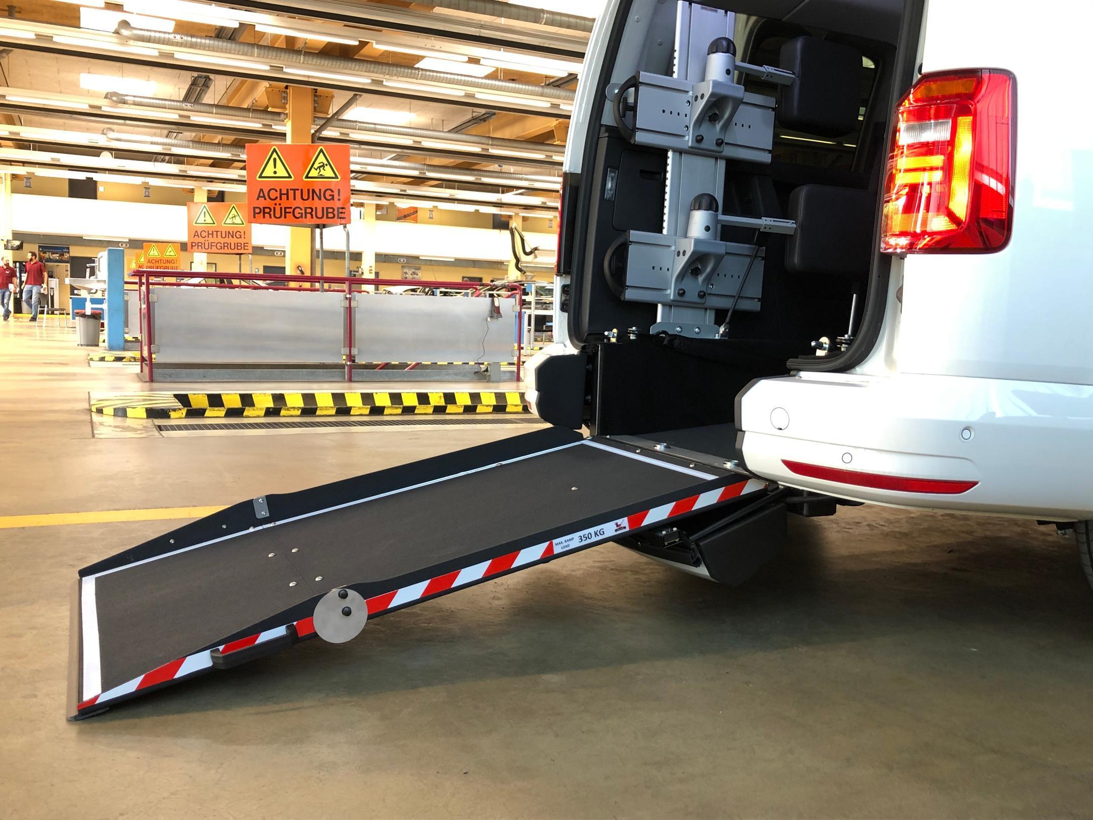 Umbau Fahrzeug mit Heckausschnitt mit Auffahrrampe