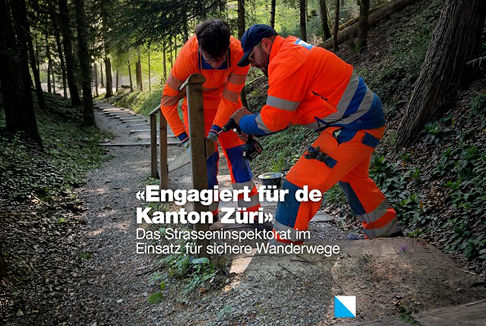 Zwei Mitarbeitende des kantonalen Tiefbauamtes bei Unterhaltsarbeiten an einem Wanderweg