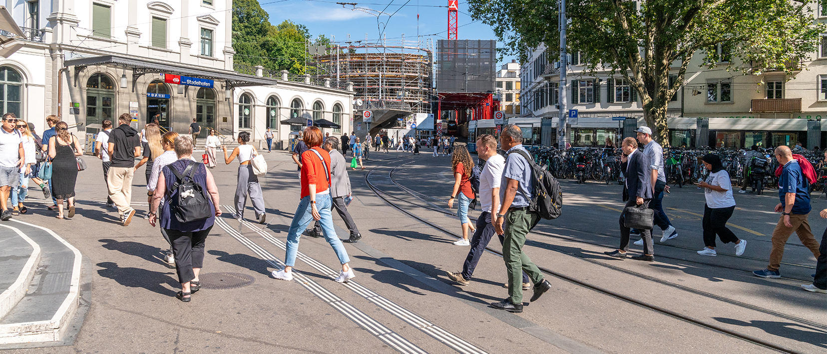 Spaziergänger auf einer Fussgängerbrücke.