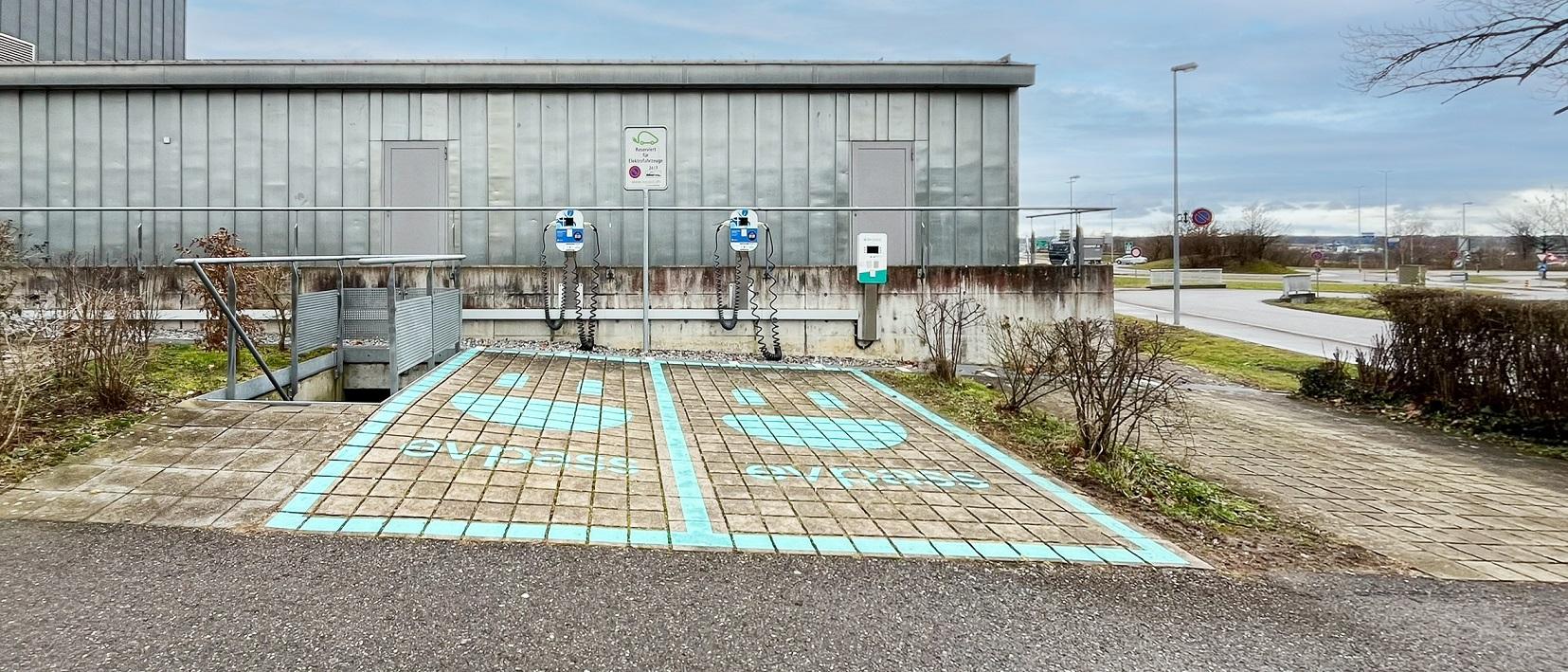 Parkfläche mit bestehenden Ladepunkten 