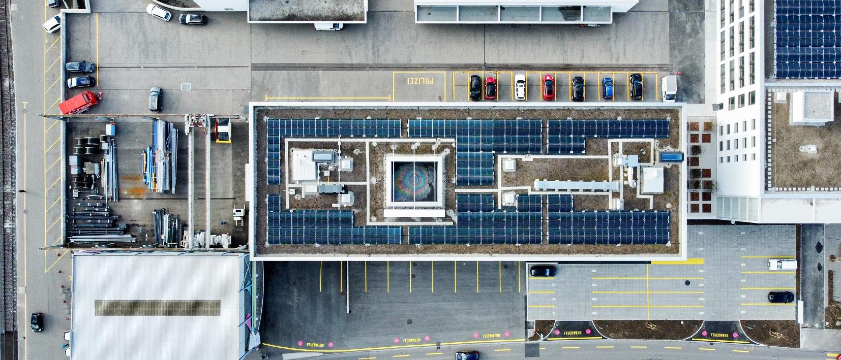 Vogelperspektive auf die Parkplätze beim Stadthaus West 