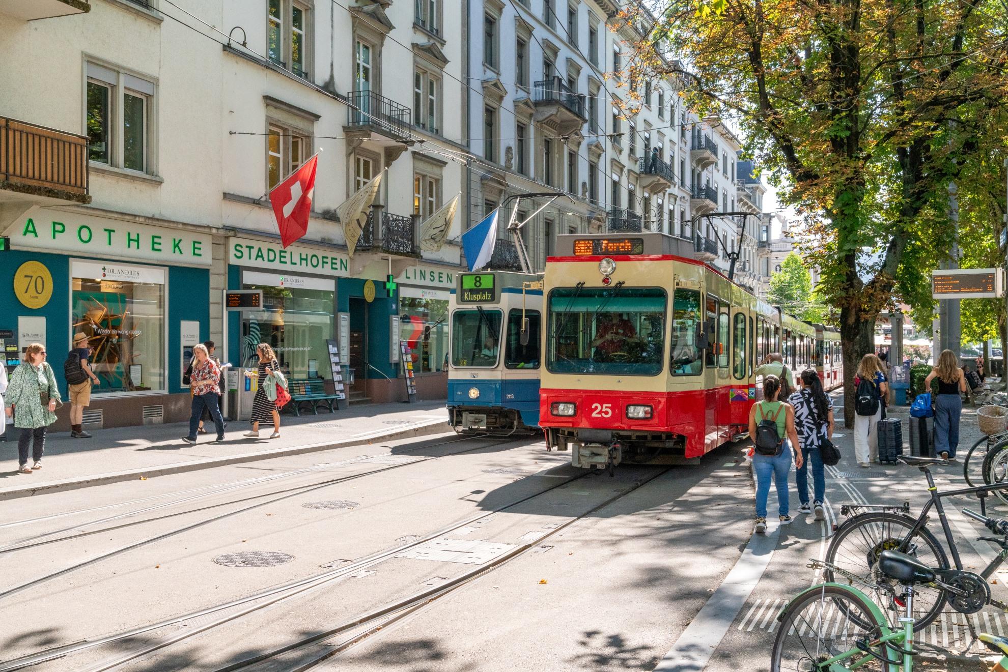 Zwei Trams am Bahnhof Stadelhofen