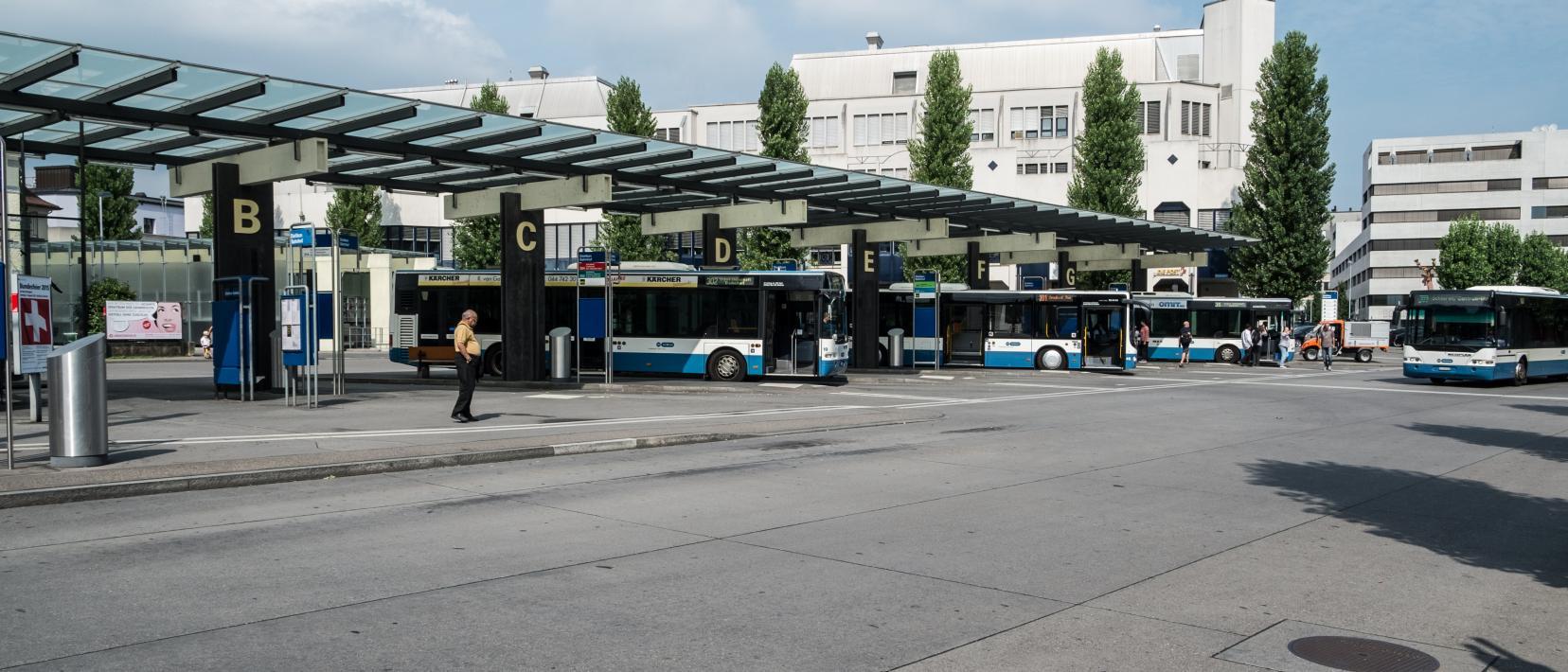 Das Bild zeigt den Bahnhofplatz in Dietikon.