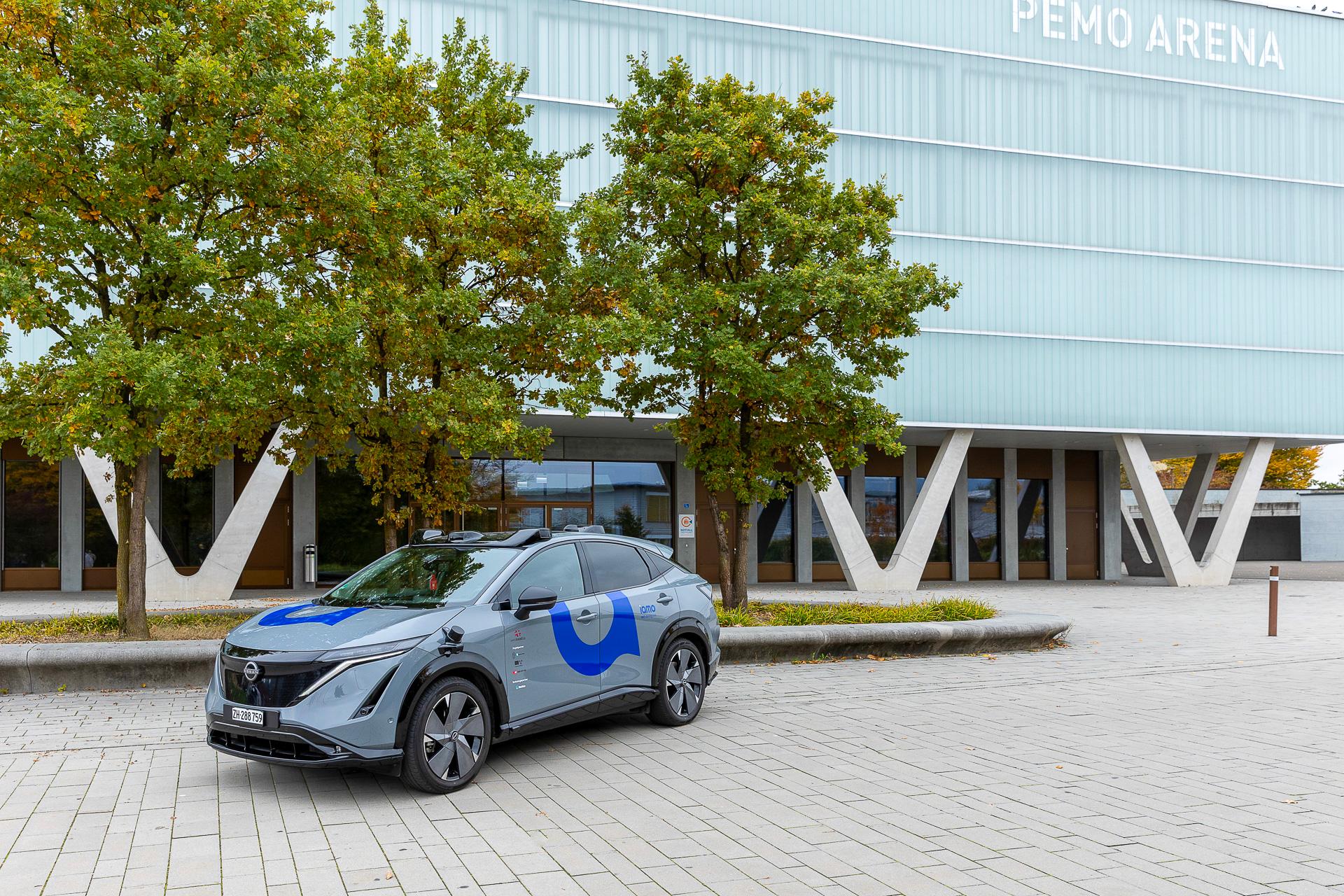 Ein selbstfahrendes Fahrzeug steht vor der Pemo-Arena im zürcherischen Buchs. 