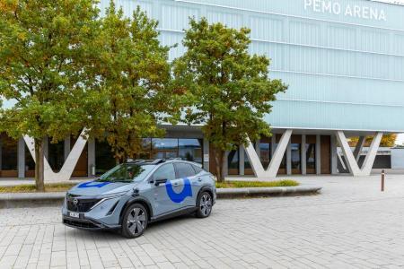 Ein selbstfahrendes Fahrzeug steht vor der Pemo-Arena im zürcherischen Buchs. 