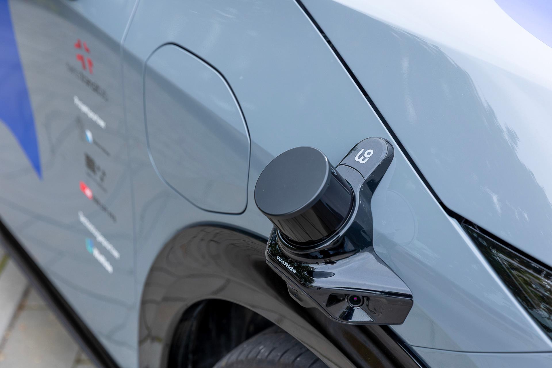 Nahaufnahme des seitlichen Kotflügels des selbstfahrenden Fahrzeugs mit dem Sensor für den toten Winkel. 