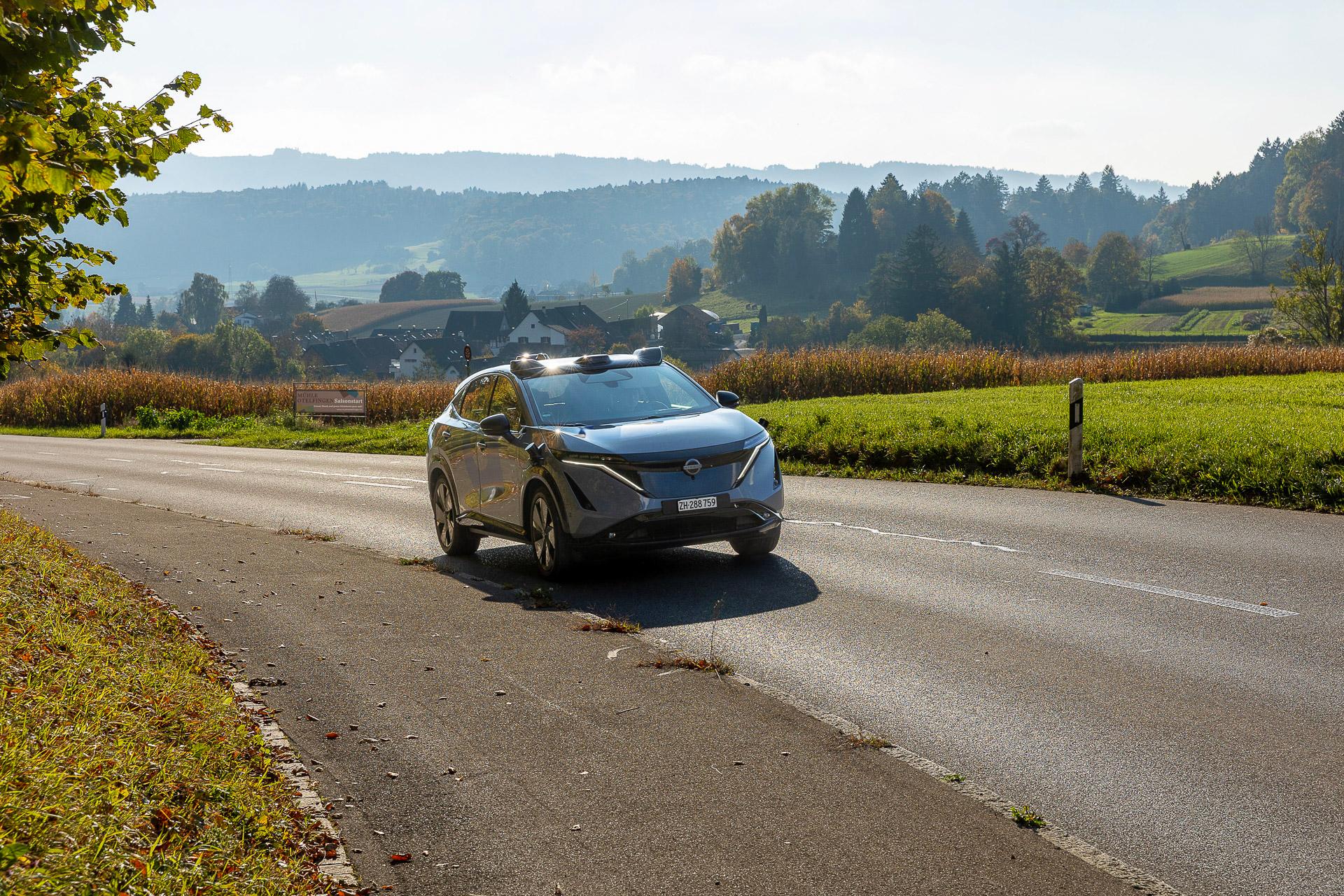 Ein selbstfahrendes Fahrzeug fährt auf einer Landstrasse durchs zürcherische Furttal