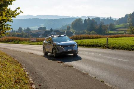 Ein selbstfahrendes Fahrzeug fährt auf einer Landstrasse durchs zürcherische Furttal