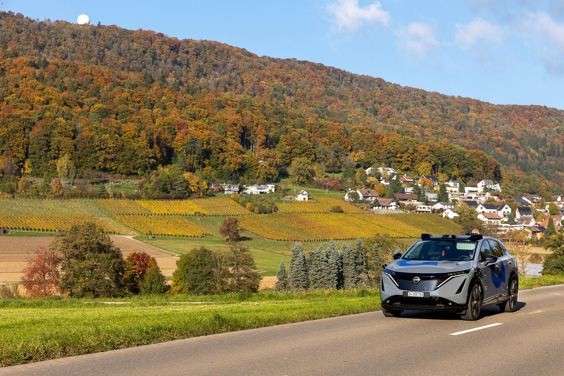 Ein selbstfahrendes Fahrzeug fährt auf einer Landstrasse durchs zürcherische Furttal.