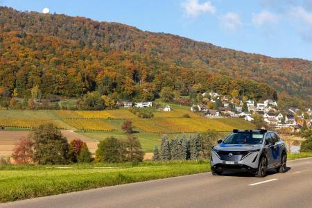 Ein selbstfahrendes Fahrzeug fährt auf einer Landstrasse durchs zürcherische Furttal.