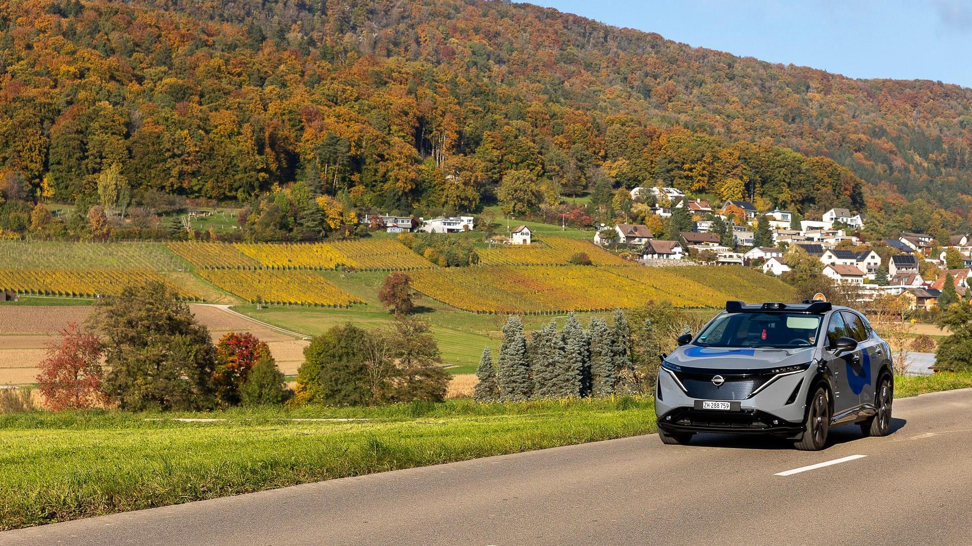 Ein selbstfahrendes Fahrzeug fährt auf einer Landstrasse durchs zürcherische Furttal.