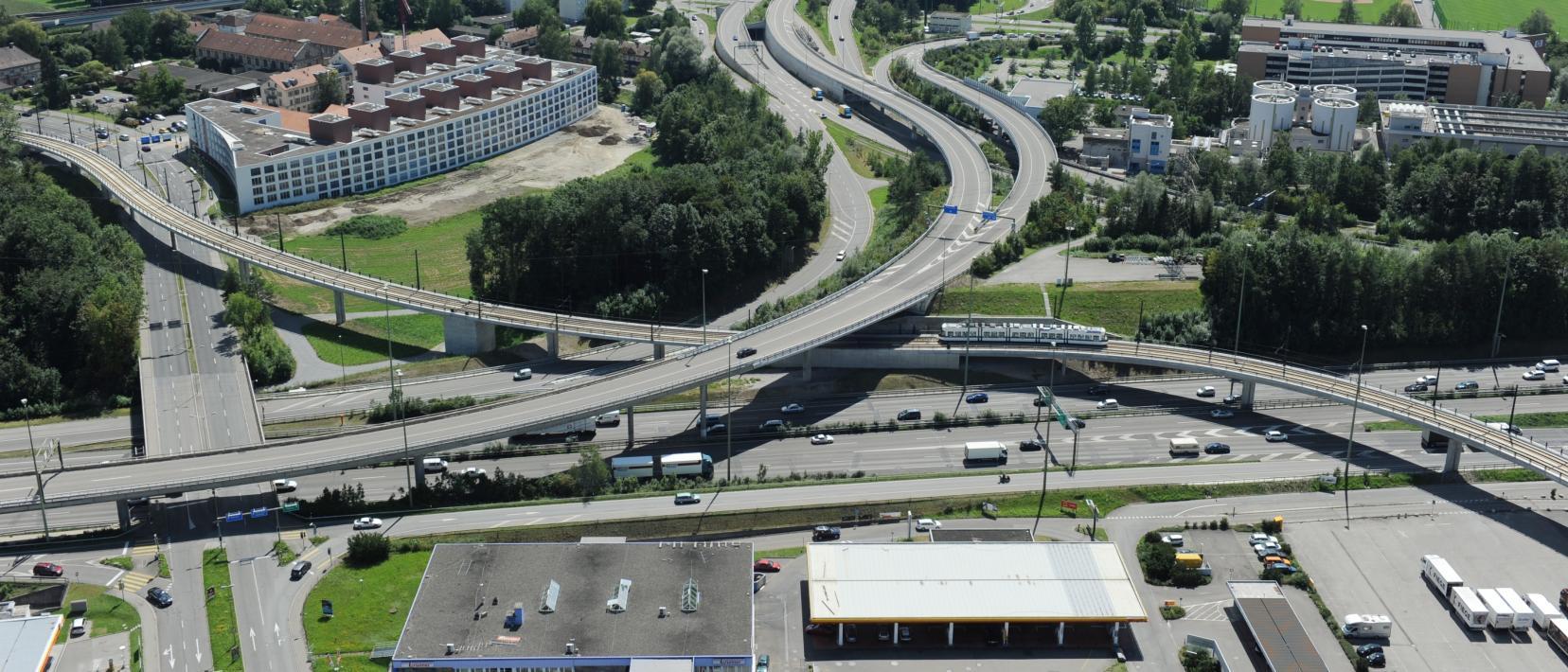 Das Bild zeigt die Autobahn A1 beim Glattzentrum und den Viadukt der Glattalbahn.