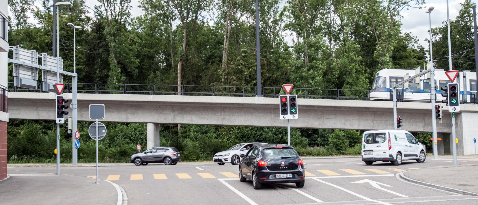 Das Bild zeigt eine Strassenkreuzung mit Lichtsignalen.