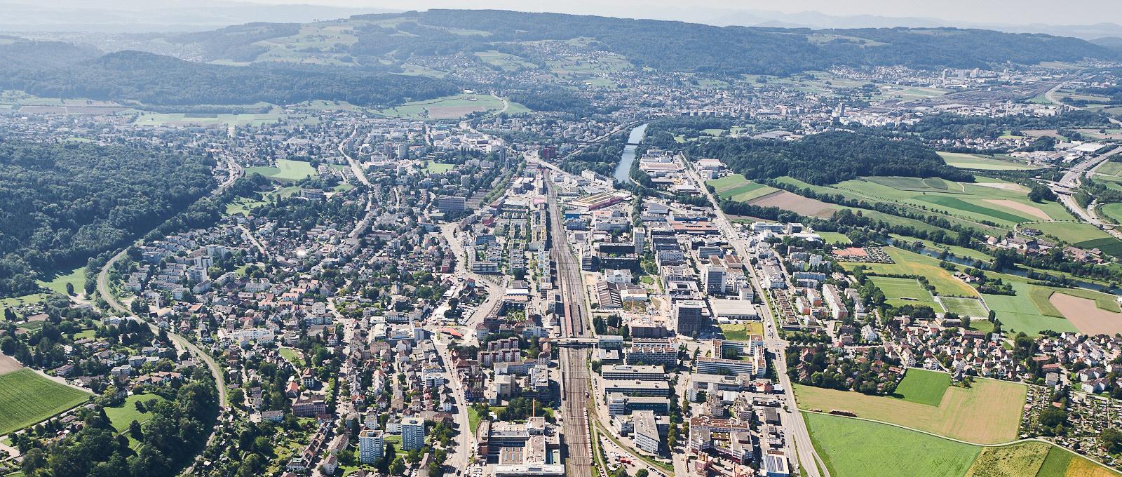 Das Foto zeigt ein Luftbild des Limmattals mit Schlieren im Vordergrund. 