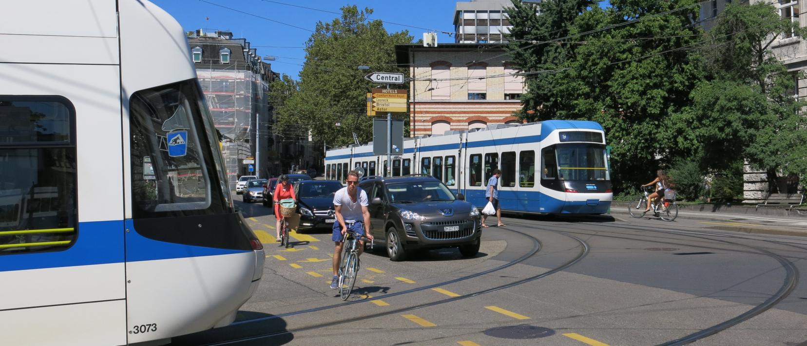 Das Bild zeigt die Polybahn und ein Cobra-Tram der VBZ am Central.