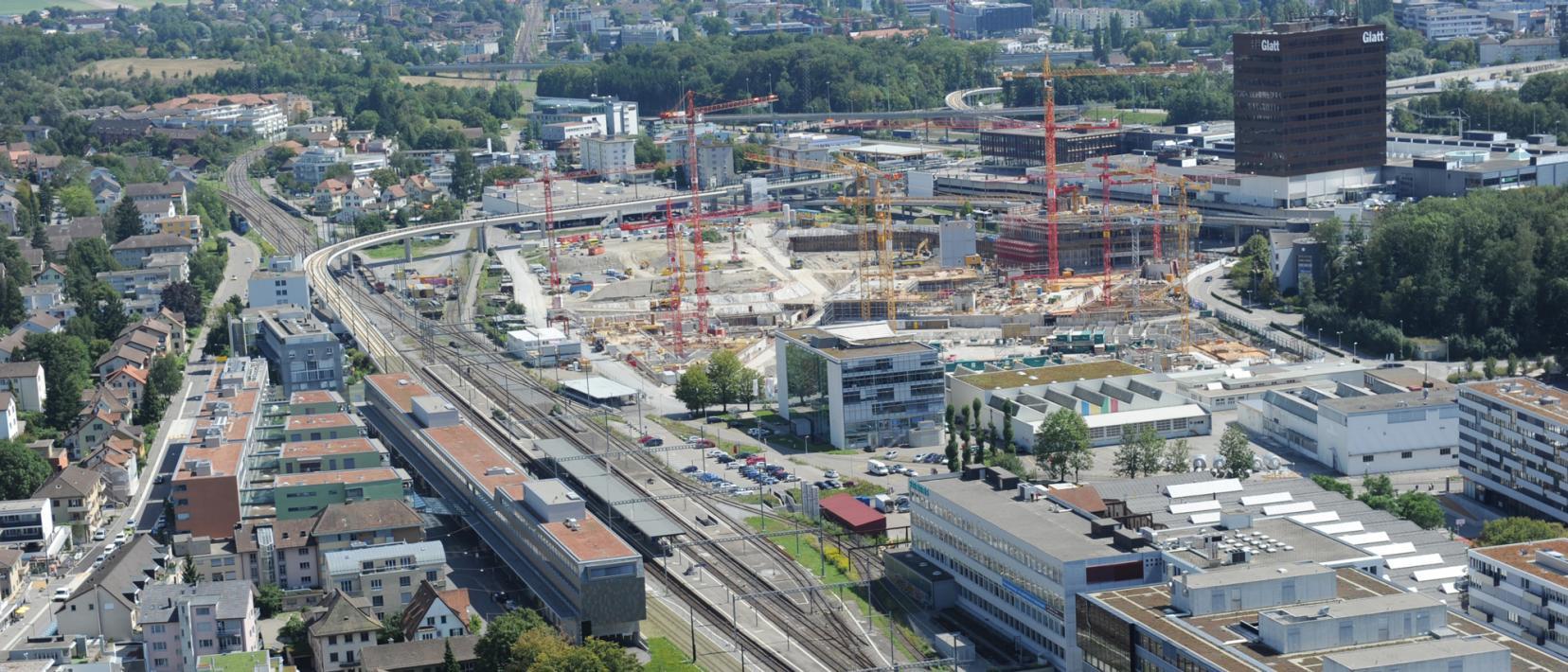 Das Bild zeigt eine Luftaufnahme des Bahnhofs Wallisellen.