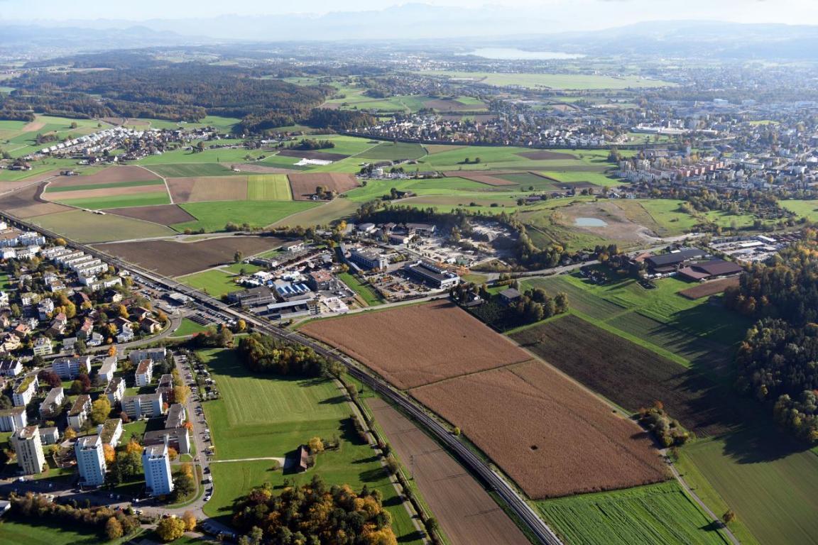 Das Bild zeigt eine Luftaufnahme des Gebiets zwischen den Gemeinden Bassersdorf und Dietlikon.