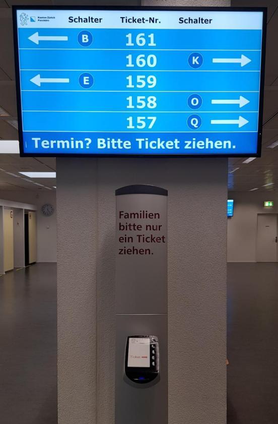 Ticketsäule im Passbüro, wo die Tickets für die Schalterzuweisung bezogen werden können.
