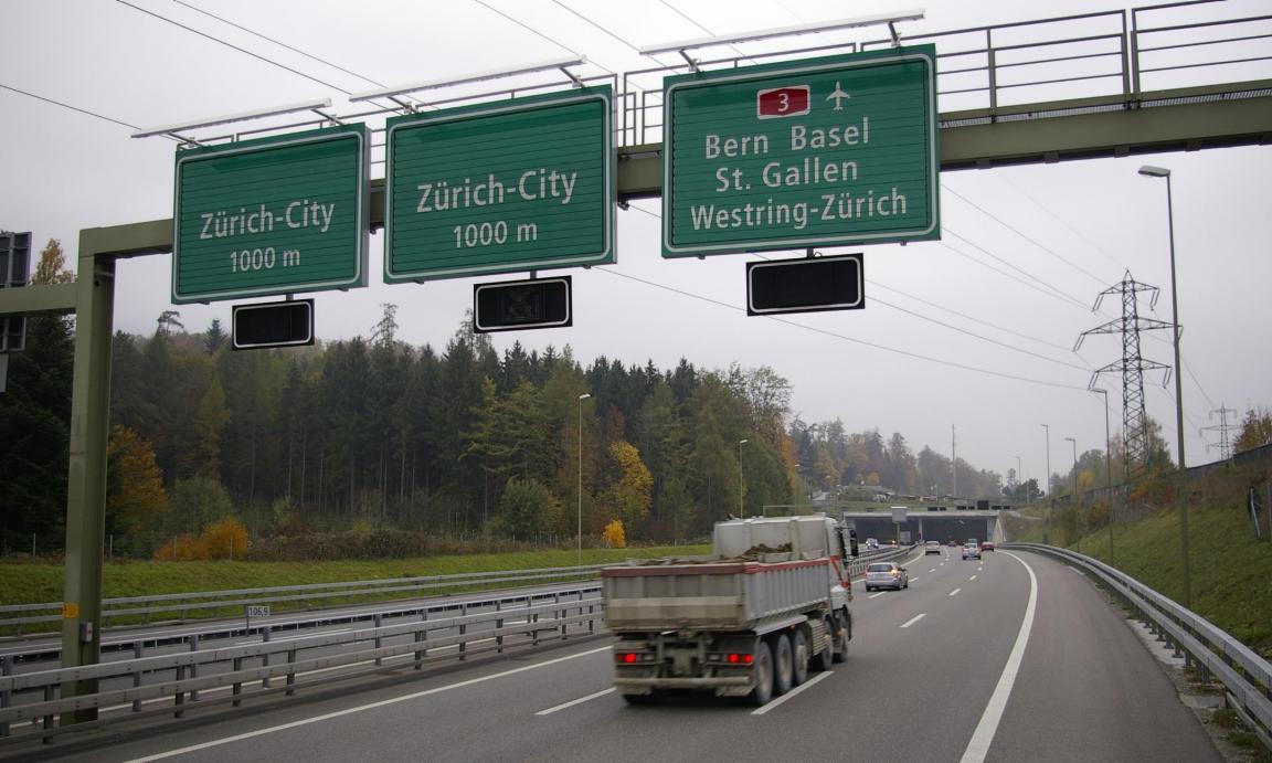 Drei grüne Signalisationstafeln bei einer Nationalstrasse