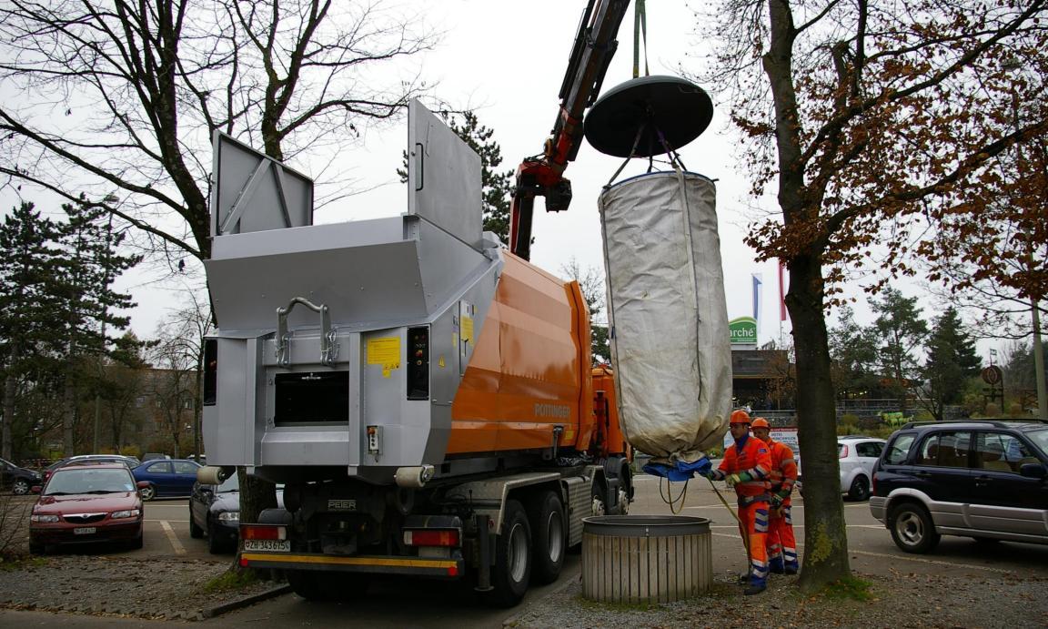Ein grosser Lastwagen mit Müllbehälter zum Einladen von grossen Abfallsäcken auf Autobahn-Rastplätzen