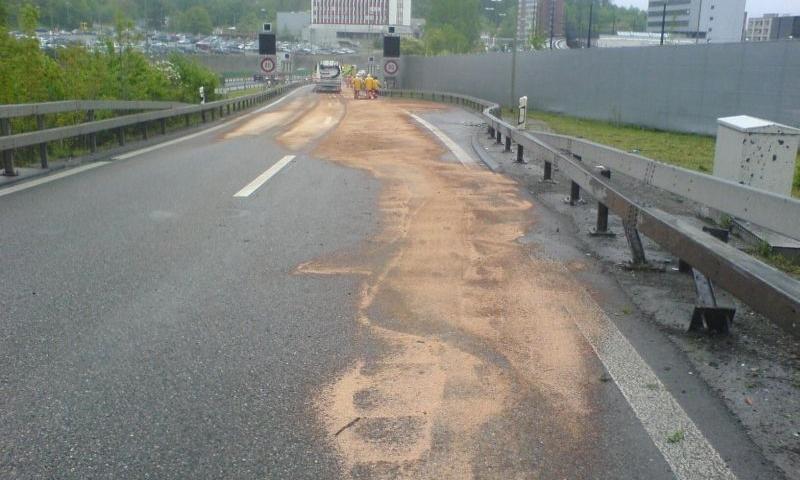 Eine Ölspur auf der Strasse, die mittels Ölbinder abgestreut wurde.