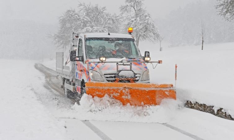 Ein Winterdienst-Fahrzeug bei der Schneeräumung