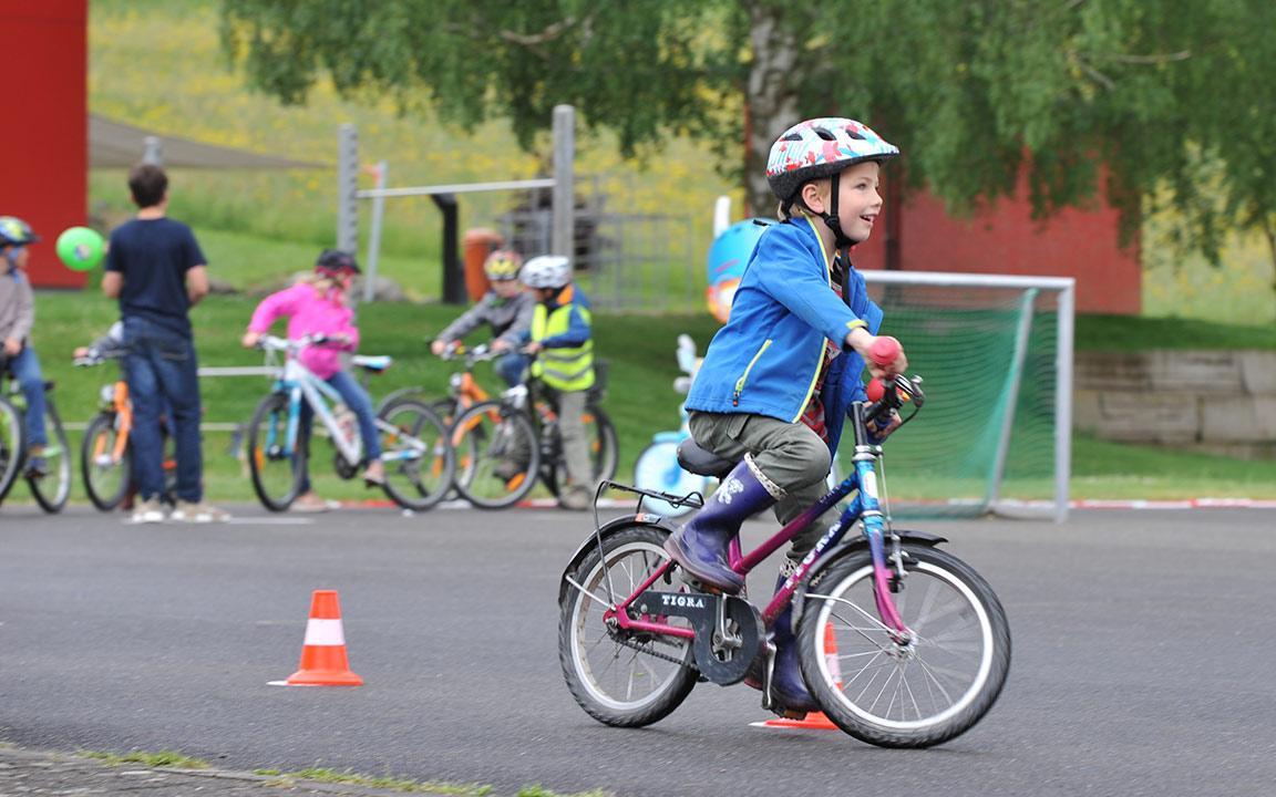 Kind auf dem Parcours der Veloschuel in Flaachtal