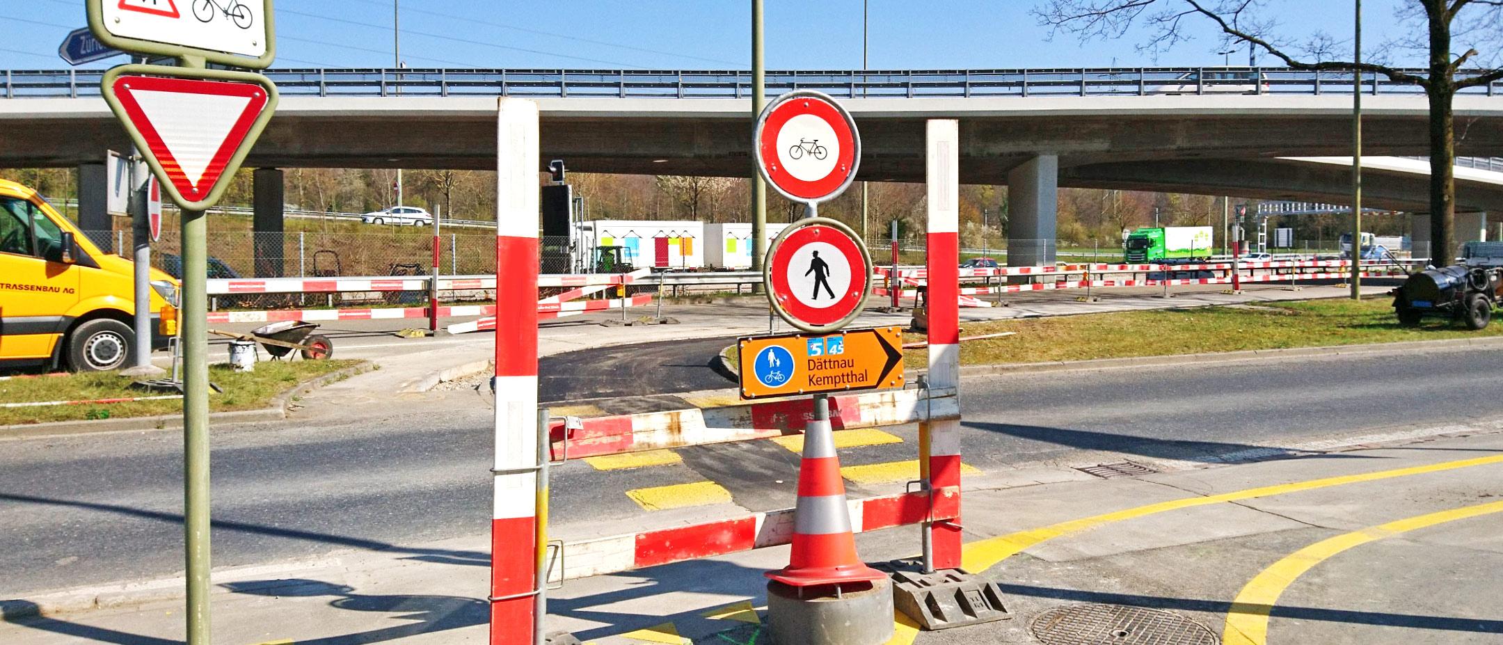 Wegweiser für Velos und Fussgänger bei einer Baustelle mit den Zielen «Dättnau» und «Kempthal»