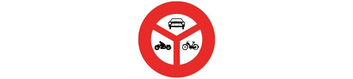 Verbotstafel für Autos, Motorräder und Mofas in einem roten Kreis mit drei Sperrbalken.