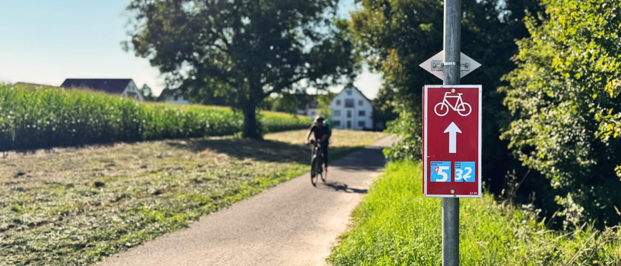 Ein Schild von SchweizMobil weist Velofahrenden den Weg