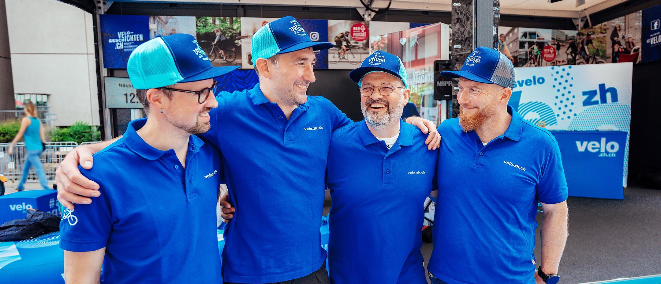 Das Team der Fachstelle Veloverkehr posiert vor dem Stand der Cycle Week, der an der Lagerstrasse in Zürich stand