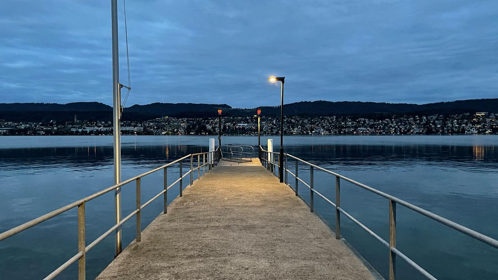 Morgendämmerung am Schiffsteg.